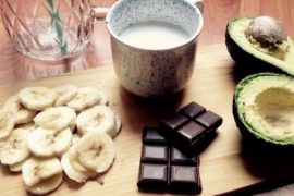 smoothie avocat banane chocolat et lait d'amandes